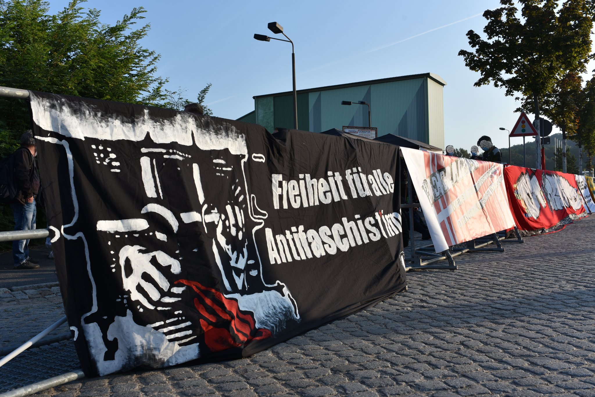 You are currently viewing Pressemitteilung der Verteidigung der Angeklagten im Antifa Ost-Verfahren zum Prozessauftakt am 08.09.2021