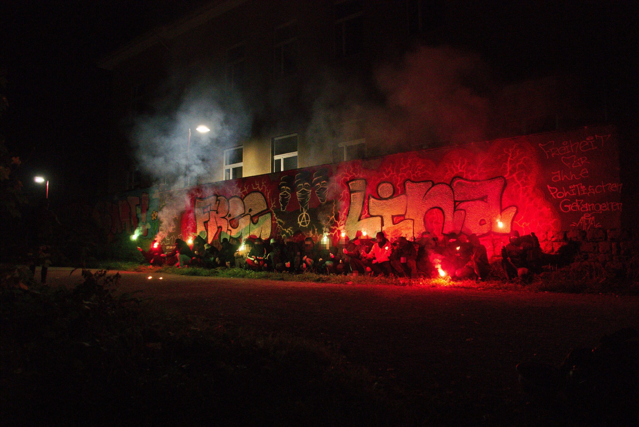 You are currently viewing Aufruf für die Solidaritäts-Demonstration am 04.11.2021 in Dresden zur einjährigen Inhaftierung von Lina