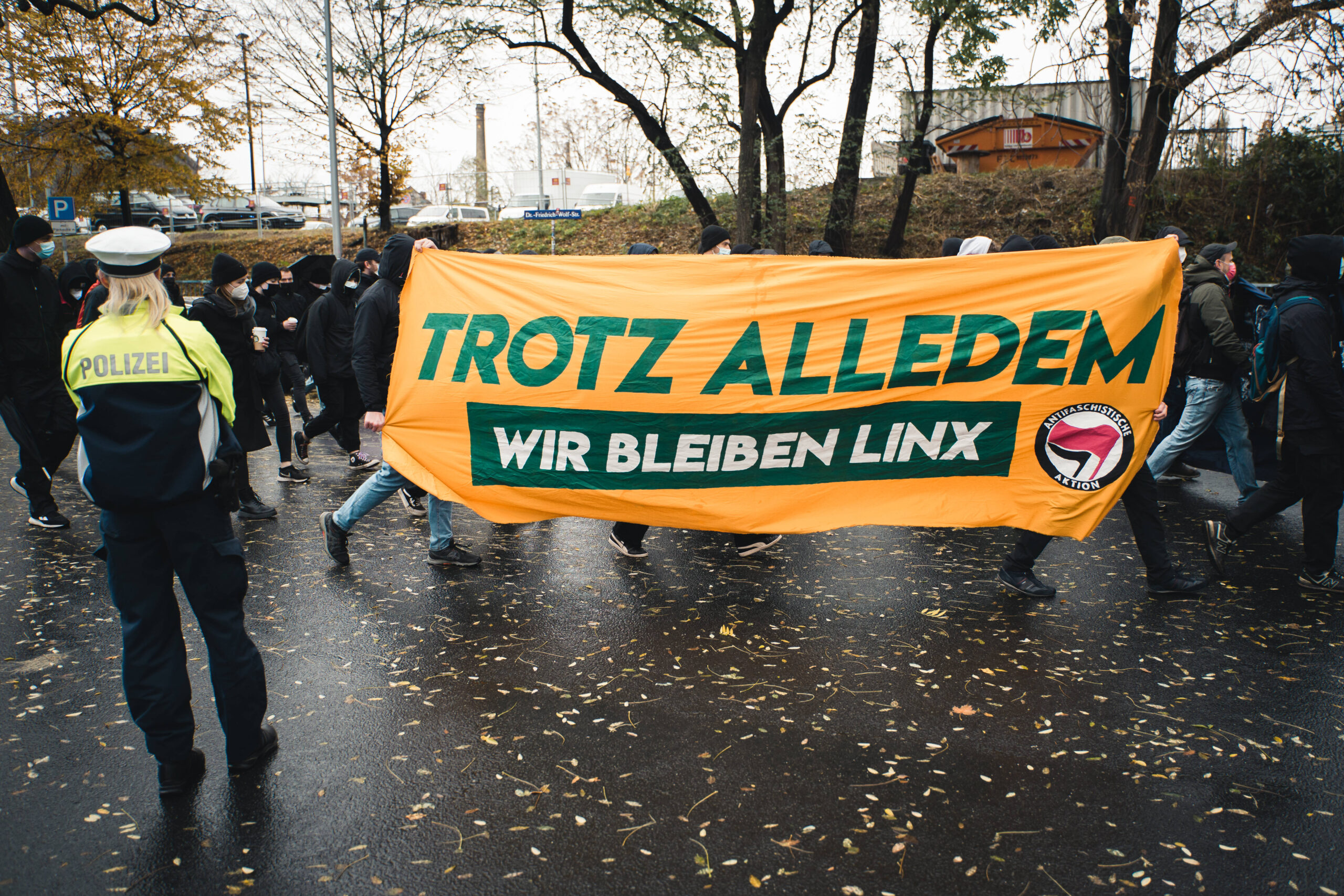 Read more about the article Update: Solidaritätsdemonstration für Lina, Einstellung eines Nebenverfahrens und gelbe Briefe vom GBA