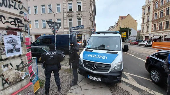 Read more about the article Bullenwache angegriffen: Solidarität mit den Angeklagten im Antifa-Ost-Verfahren