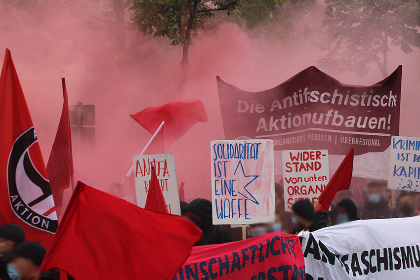 Read more about the article PK: Solidarität mit den Angeklagten im Antifa-Ost Verfahren!